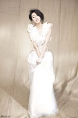 组图：陈燃与时装谈恋爱 打造时尚水晶新娘