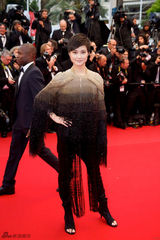 组图：李宇春戛纳再走红毯 8公斤礼服展中性风