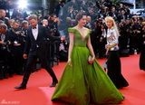 组图：戛纳开幕红毯众星争艳 深V爆乳透视美背