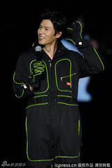 组图：玄彬广州跳激光舞 与粉丝玩自拍显亲和