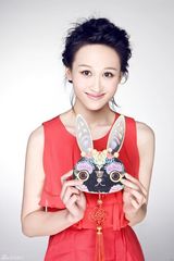 组图：《咱家那些事》练束梅红裙写真喜庆展笑颜