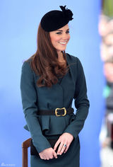 高清图：英国王妃凯特和伊丽莎白女王现身大学