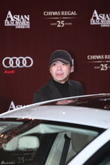 高清图：冯小刚夫妇红毯秀恩爱 徐帆造型复古