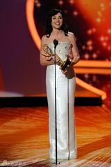 组图：艾美奖现场 朱莉安娜荣膺剧情类女主角奖