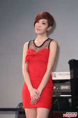 组图：陈珊妮见Kitty忘情卖萌