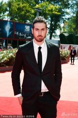 组图：《圣餐》首映 导演领衔电影人黑衣亮相