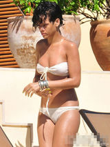 组图：蕾哈娜庆25岁生日 最爱比基尼大盘点