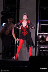 组图：阿妹身著爆乳装开唱 歌迷现场点唱饱耳福