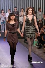 幻灯图：世界比基尼小姐冠军香港走秀呈现简约时尚