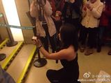 组图：女子霸气公开跪地求婚 男子接受欲哭无泪