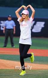 组图：After school两成员棒球赛开球英姿飒爽