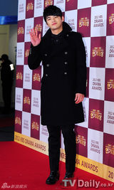 组图：金南珠获奖落泪 宋仲基文彩元成最佳搭档