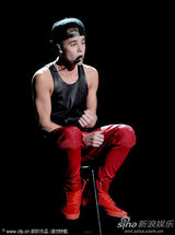 组图：比伯获奖开心熊抱老妈 演出随性抓裤裆