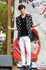 组图：王子许哲佩合作舞台剧感情戏多