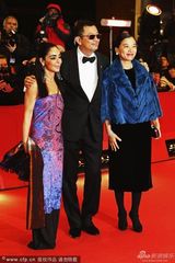 组图：王家卫携爱妻登场 戴招牌墨镜露笑