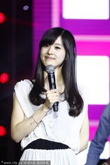 组图：奶茶妹妹刘强东美国约会 街头紧紧拥抱