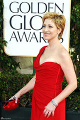 高清图：伊迪-凡尔克红色长裙演绎知性女神