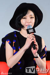 组图：河智苑等宣传《美女三剑客》 姜艺媛裸背