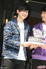 组图：怀秋捧场林俊杰新店开业 暧昧献吻惹哄笑