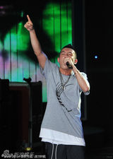 组图：陈冠希嘻哈范十足亮相大连潮人音乐节