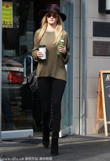 组图：超模惠特莉时尚出街 身材苗条长腿抢镜