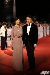 组图：刘青云伉俪亮相 郭蔼明藕粉裙优雅大方