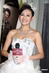 组图：江若琳穿婚纱办签唱会 遇男粉丝当场求婚