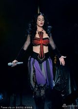 组图：凯蒂-佩里红十字Bra挺雪乳飚唱新单