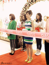 组图：戴娇倩亮相品牌活动获赞“微笑女王”