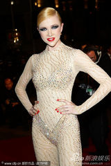 组图：女星戛纳红毯大秀柔术身体对折