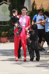 组图：张柏芝喜气红衣携两子参加弟弟婚礼