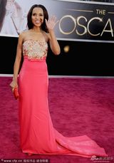 组图：凯莉-华盛顿嫩粉亮片鱼尾裙亮相红毯