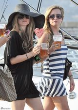 高清组图：艾薇儿法国度假服饰休闲 乐做平凡女生