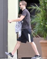 组图：罗伯特-帕丁森出街身形清瘦 气色变好