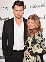 组图：黑眼豆豆主唱菲姬诞子 盘点夫妻恩爱照