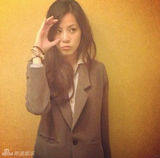 组图：陈冠希女友疑为新品宣传 裹胸出镜大露乳沟