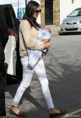 组图：西蒙带儿子坐私人飞机回家 行李堆积如山