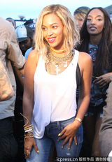 组图：碧昂斯背心牛仔裤亮相 街头搞怪引围观