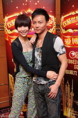 高清图：钟丽缇夫妇甜蜜共唱爱曲 大曝夫妻保鲜秘籍