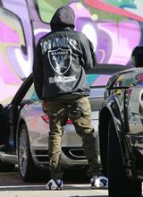 组图：蕾哈娜与男友兜风 卫衣翘臀似甜美小野猫