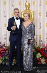 组图：奥斯卡后台海瑟薇圆梦落泪 李安拜年