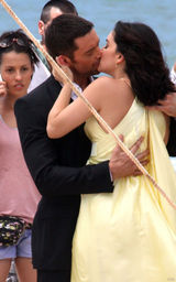 幻灯图集：休-杰克曼巴西拍广告 海滩献吻黄衣美女