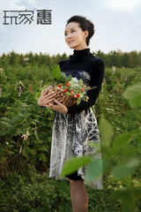 组图：王艳最新家居写真曝光 清新如初归居田园 