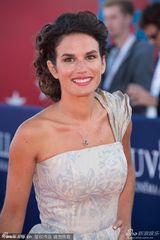 组图：《雪国列车》首映 蒂尔达斜肩礼服亮相