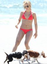 组图：《摇滚年代》女星朱利安穿比基尼秀曼妙身姿