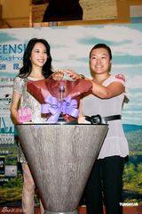 组图：莫文蔚银色短裙化身美人鱼 陪妈妈游伦敦