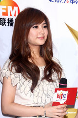 幻灯：S.H.E林宥嘉各拥两首金曲 人气实力受肯定