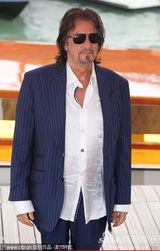 组图：《王尔德-莎乐美》发布会 导演获查斯坦献吻