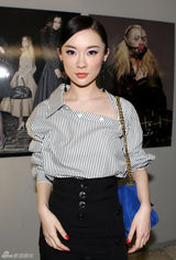 组图：霍思燕简约装扮巴黎看秀 称秀场承载惊喜