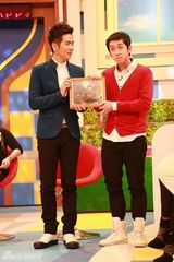 组图：张晓龙做客《康熙来了》遭小S胸袭